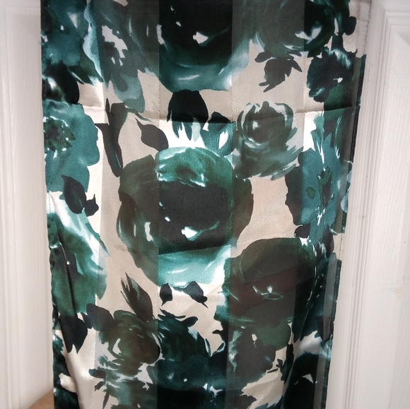3/$25 Cejon Green Roses Scarf - Picture 3 of 4